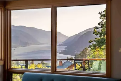 Breathtaking Views of Mt. Hood and Columbia Gorge, Huge Deck, Shuffleboard, Ping Pong, Trampoline