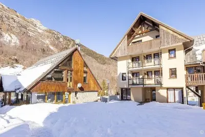 Image de Experience Alpine Serenity: Modern Living Amidst Majestic Mountain Scenery