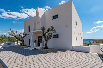 Image de Villa de luxe avec piscine, bien-être et vue mer
