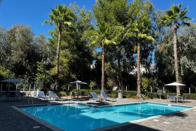 Image de Great place w/all you need for you visit to La. Gym, pool, sauna, jacuzzi &more!