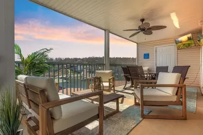 Image de Serene Dreams - Waterfront, Lakeside Pool & More!