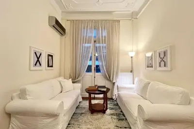 Image de Magnolia: Spacious neoclassical apartment