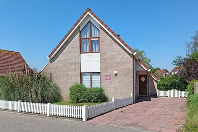 Image de A detached 6-person bungalow with approx. 102m2 of living comfort and a lovely garden right by the water.