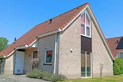 Image de A detached 6-person bungalow with approx. 102m2 of living comfort and a lovely garden right by the water.