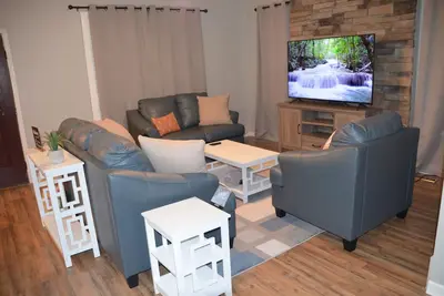 Image de Suite Staycation: 2-story, 4br\/2ba, 2047sq ft home near hospitals & Ft. Novosel