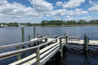 Fisherman's access and relaxation in a 2br 2ba on River with Dock, Pet friendly!