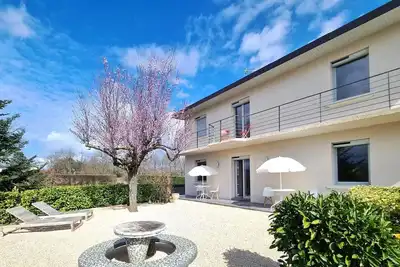 Image de Charmant gîte moderne avec cour privée, tout équipé, parking sécurisé, au cœur du Roannais
