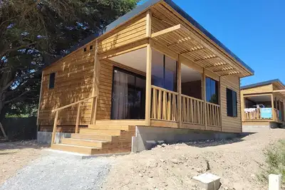 Image de Chalet 2 chambres sur domaine sécurisé avec piscine couverte.