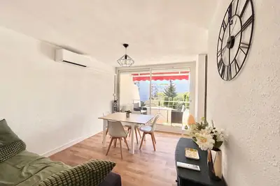 Image de Appartement rénové climatisé avec parking privé près des plages, commerces et restaurants