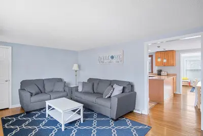 Image de Beautiful Home 1/2 mile from Colonial Acres Beach