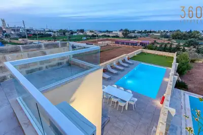 Image de Lux Villa with Private Pool, Bbq & Rooftop Oasis