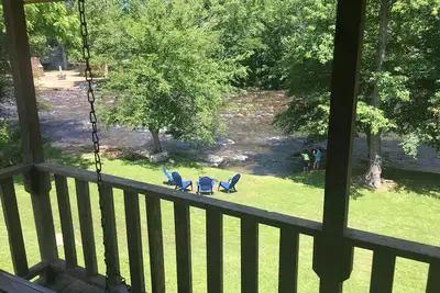 Image de Riverfront Cabin, 5 min to Smoky Mountains National Park! Fish in backyard!
