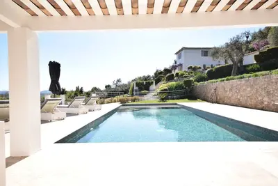 Image de Maison luxueuse et confortable avec vue magnifique et grande piscine