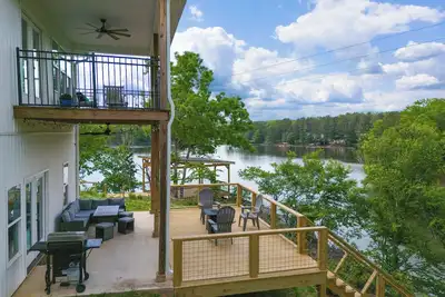Image de Lakefront Oasis, priceless view, Dock, Deck, Game Room, p\/table, Firepit, Kayaks