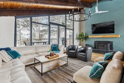 Image de 8 Bedroom Blue Mountain Chalet with Ping-Pong - 218 Arlberg