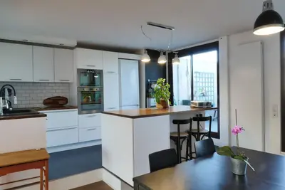 Image de Appartement lumineux et calme avec grande terrasse équipée, idéal pour familles