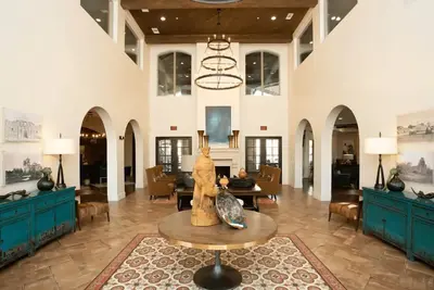 Image de Daphne: Stylish Lux Condo: Pool, Balcony, near Riverwalk, Afb.