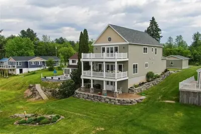 Image de Riverfront Retreat: Dock access & Tanker Views