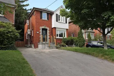 Image de Cozy House, cottage style in midtown Toronto. Great for Family. Pet friendly