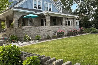 Image de Stone Crest Historic Home, 8 Bedroom Sleeps 22, No Prom/Senior Weeks! Central Ac