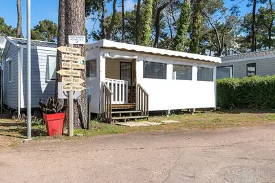 Image de Caravane 'Mobil Home 6 Personnes' avec piscine partagée et terrasse privée
