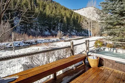 Image de River House - 4bd Riverfront, Hot Tub, Near Sv Ski Lifts!