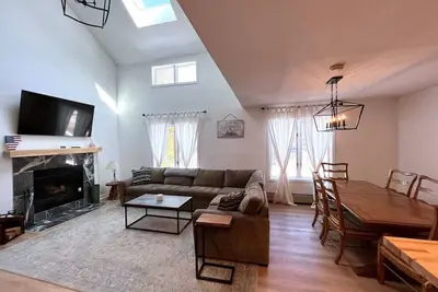 Image de Renovated condo at Mt Snow. Shuttle, Pool, Hot Tub