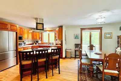 Image de Hillhouse, tastefully decorated Maine home, close to downtown