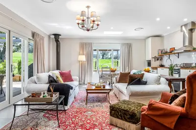 Image de Private, stylish two bedroom cottage nestled in a spacious park like setting.
