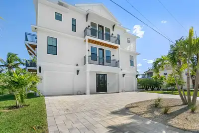 Image de Stunning New Home Four Houses From Bonita Beach