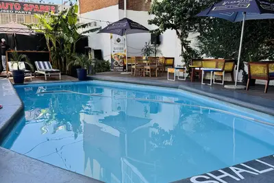 2 bedrooms apartment in the heart of Maboneng. Unlimited WiFi, Netflix and Dstv