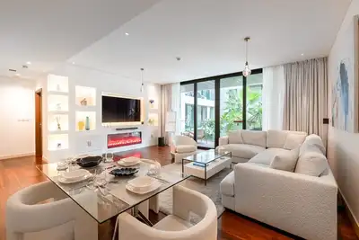 Image de Trendy City Walk Living w/ Pool View Balcony