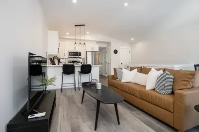 This duplex is a 2 bedroom(s), 1 bathrooms, located in Winnipeg, Mb.