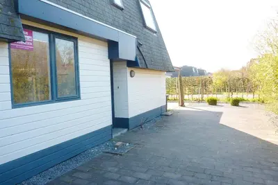 Image de Schoneveld 11 of type zeester located at the Schoneveld holiday park near Breskens is a detached, attractive and comfortable house that offers plenty of privacy and has several terrace areas around the house.