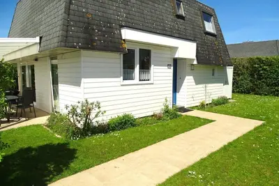 Image de House Zeester 36 is a bright, cosy, well-equipped detached holiday home on holiday park Schoneveld near Breskens. Located in the middle of the park with parking in front of the house, it is a 10-minute walk to the beach. . .