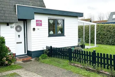 Image de Schoneveld 60 of type zeester located at the Schoneveld holiday park is a cosy and comfortable semi-detached house offering plenty of privacy.