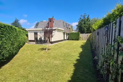 Image de Schoneveld 90 of type zeester located at the Schoneveld holiday park is an attractive and comfortable 2 semi-detached House that many privacy and features a spacious terrace and garden completely surrounded with conifers and shrubs.