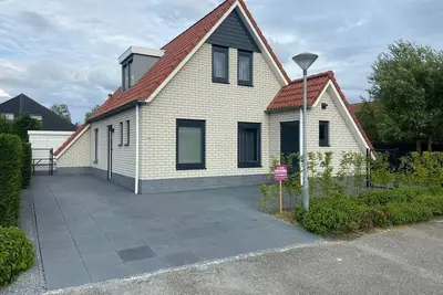 Image de Type Zeemeeuw located at the Schoneveld holiday park is a sturdy holiday home with lots of luxury and comfort (74m2). The house is surrounded by a large enclosed garden with a driveway for the car.