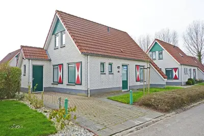 Image de Type Zeemeeuw located at the Schoneveld holiday park is a sturdy holiday home with lots of comfort (87m2). A garden with a driveway for the car surrounds the house.