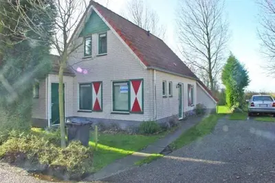 Image de Type Zeemeeuw located at the Schoneveld holiday park is a tough holiday home with great comfort (87 m2). Around the House there is a garden with driveway for the car.