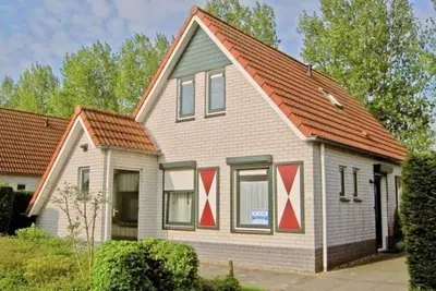 Image de Type Zeemeeuw located at the Schoneveld holiday park is a tough holiday home with great comfort (87 m2). Around the House there is a garden with driveway for the car.