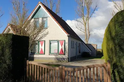 Image de Type Zeemeeuw located at the Schoneveld holiday park is a tough holiday home with great comfort (87 m2). Around the House there is a garden with driveway for the car.