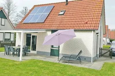 Image de This fully-furnished, suitable for 6 persons, detached recreation House type \"Stern\" is located on the beach park Schoneveld (no: 232).