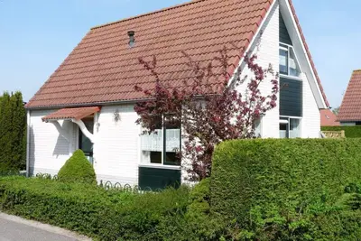 Image de Breskens Vakanties, Holiday park Schoneveld Stern 246. The holiday home has a spacious garden and a driveway for your car.