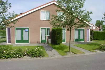 Image de The type Strandparel located at the Schoneveld holiday park is a cosy semi-detached house with garden and terrace. There is a spacious living room with an open kitchen and a cosy fireplace.