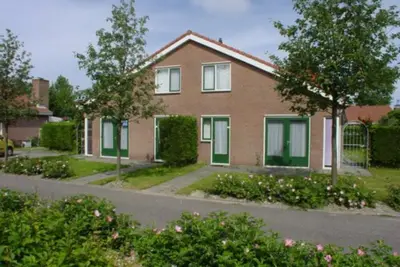 Image de The type Strandparel located at the Schoneveld holiday park is a cosy semi-detached house with garden and terrace. There is a spacious living room with an open kitchen and a cosy fireplace.