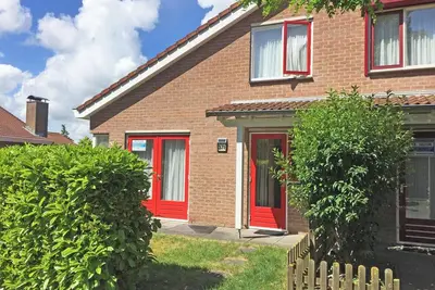 Image de The type Strandparel located at the Schoneveld holiday park is a cosy semi-detached house with garden and terrace. There is a spacious living room with an open kitchen and a cosy fireplace.