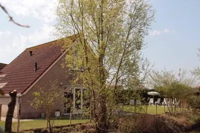 Image de A detached 6-person bungalow with approx. 102m2 of living comfort and a lovely garden right by the water.