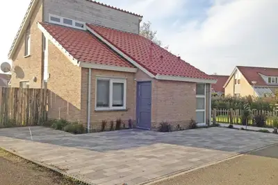 Image de This detached house type Schelde de luxe on holiday park Scheldeveste is a detached, fully renovated and comfortably furnished bungalow for 6 persons with about 112m2 living space close to the beach in the vacation park Scheldeveste in Breskens.