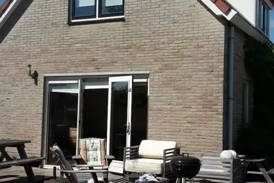 Image de Holiday home Zwin 33 is centrally located in Scheldeveste park. With a spacious south-facing garden and views of the adjacent lake, you can always enjoy the various terraces.